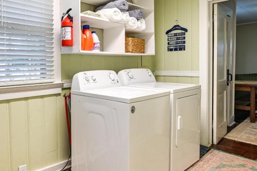乔治敦Magnolia House 1 Mi to Historic Georgetown的洗衣房内的白色洗衣机和烘干机