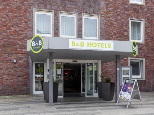 杜伊斯堡B&B Hotel Duisburg Hbf-Nord的带有读取b大酒店标志的建筑