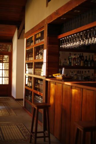 巴纳纳尔Fazenda Capuava的酒吧,在酒室里设有两个凳子