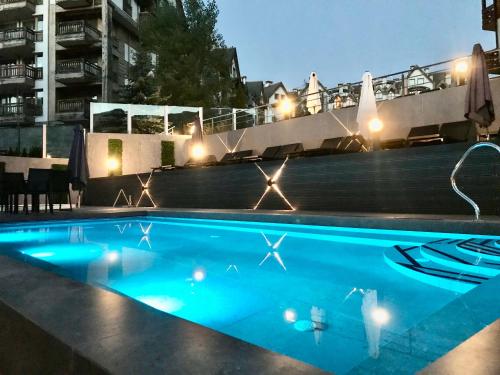 班斯科Private Spa Luxury apartments的夜间游泳池