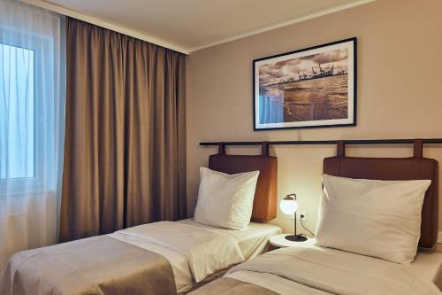 汉堡Makro Apartments的酒店客房设有两张床和窗户。