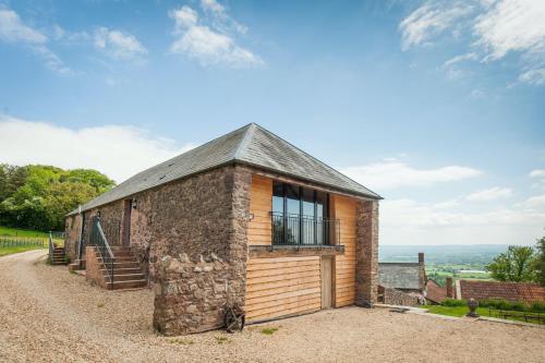 West BagboroughTilbury Shepherd Huts with Hot Tubs Plus Holiday Cottages的一面有窗户的小砖砌建筑