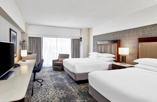 印第安纳波利斯印第安纳波利斯喜来登酒店（位于凯斯通克罗星）的酒店客房设有两张床和一台平面电视。
