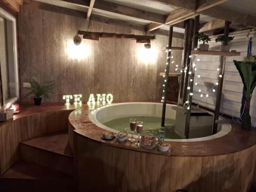 奥索尔诺CABAÑA OSORNO Ruta 215的浴室设有浴缸,上面有读阿霍的标牌