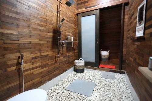 BaturajaBatur Cliff Panorama的带淋浴、盥洗盆和卫生间的浴室