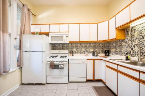 芝加哥Lincoln Park 3 BR Penthouse的厨房配有白色冰箱和水槽