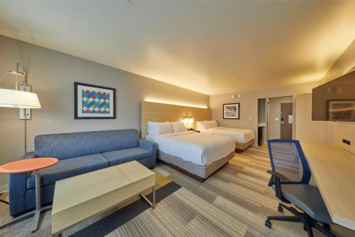 赫米斯顿Holiday Inn Express & Suites - Hermiston Downtown, an IHG Hotel的酒店客房,配有床和沙发