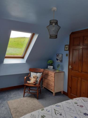 布兰普顿Tarnside Cottages的一间卧室配有椅子、窗户和梳妆台