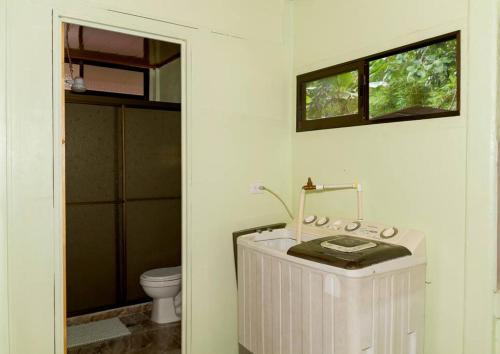 SierpeCasita Colorada, Sierpe de Osa的白色的浴室设有卫生间和水槽。