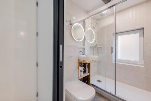 安锡L'Escale bleue的一间带卫生间、水槽和镜子的浴室