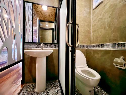 Tha Kradanธารามนตรา รีสอร์ท (Taramontra resort)的一间带卫生间和水槽的浴室