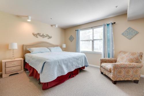 布兰森Branson Resort Condo by Lake Taneycomo with Pool!的卧室配有床、椅子和窗户。