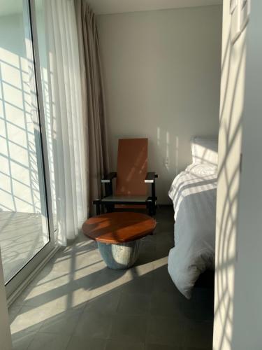 海防PHAM. Hotel & Views的一间卧室配有椅子、床和窗户