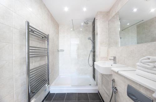 伦敦Top Floor Apt - 2 Bed/2 Bath + Private Balcony的带浴缸、水槽和淋浴的浴室