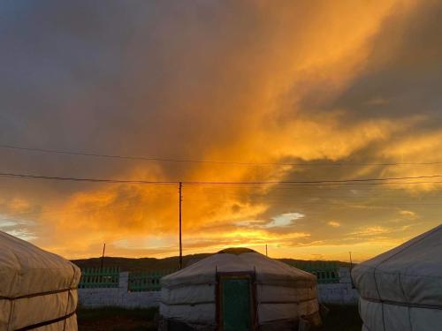 Harhorin加耶旅馆的落日,在圆顶帐篷上,在后面有阴天