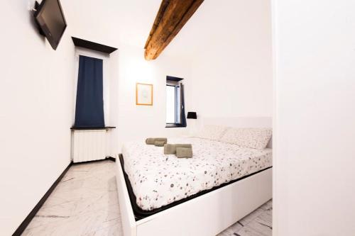 热那亚Appartamento La Città Vecchia的白色的卧室设有床和窗户