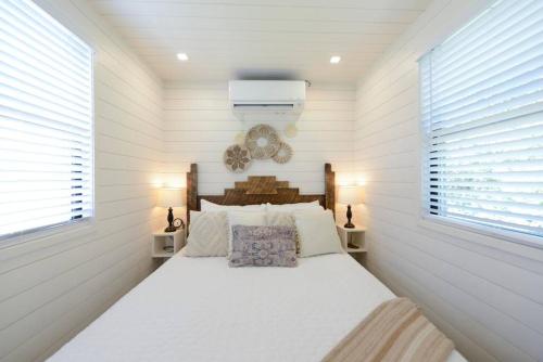 BellmeadNew Luxury Shipping Container的卧室配有带白色墙壁和窗户的床