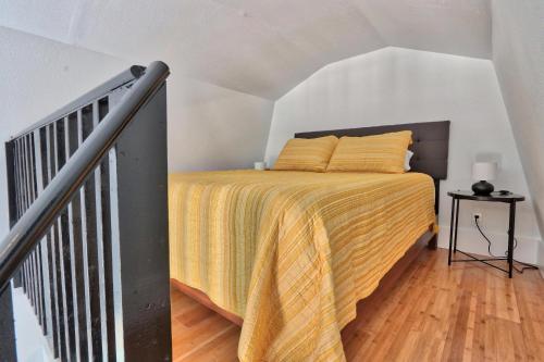 DriftwoodThe Driftwoods - Orange Tiny House的一间卧室配有一张黄色毯子床