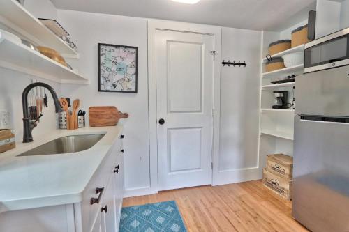 DriftwoodThe Driftwoods - Orange Tiny House的厨房配有水槽和冰箱