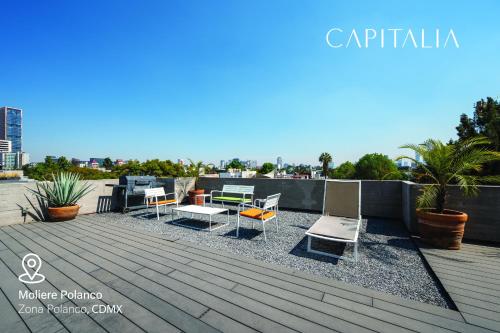墨西哥城Capitalia - Luxury Apartments - Polanco Moliere的屋顶上带桌椅的天井