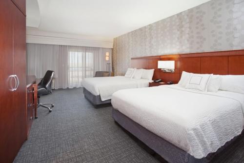 卡斯珀卡斯珀万怡酒店的酒店客房配有两张床和一张书桌