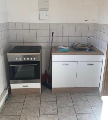 沃梅尔斯泰德RB Unterkünfte II的一间带水槽和炉灶的小厨房