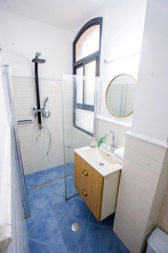 萨法德Suite Sod HaChaim- Artist Quarter Old City Tzfat的浴室配有盥洗盆和带镜子的淋浴