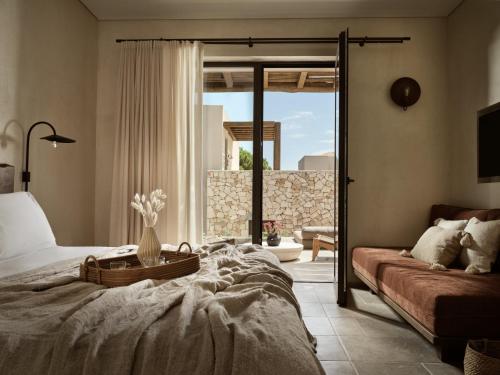 利萨基亚Pierros Verde的一间卧室配有一张床、一张沙发和一个窗口