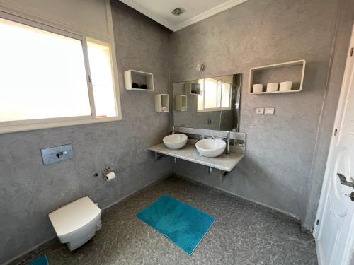 萨菲Luxe appartement vc grand terrasse ( villa )的浴室设有2个水槽和镜子