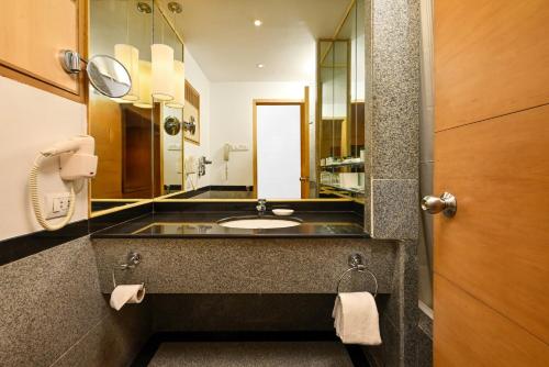 孟买Fariyas Hotel Mumbai , Colaba的一间带水槽和镜子的浴室