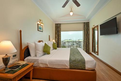孟买Fariyas Hotel Mumbai , Colaba的一间卧室设有一张大床和一个窗户。