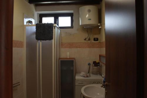 圣马西莫Cottage Ani & Mau的带淋浴和盥洗盆的小浴室
