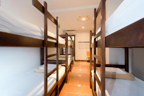 格拉纳达格拉纳达绿洲背包客旅馆的一间设有一张双层床的房间