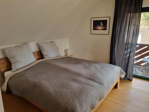锡默拉特Rurstübchen的一间卧室设有一张大床和一个窗户。