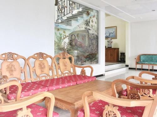 班顿甘Villa Hijau Bandungan的一间带木桌和椅子的用餐室