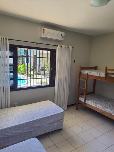 纳塔尔Hostel Atairú的一间卧室设有两张床和窗户。