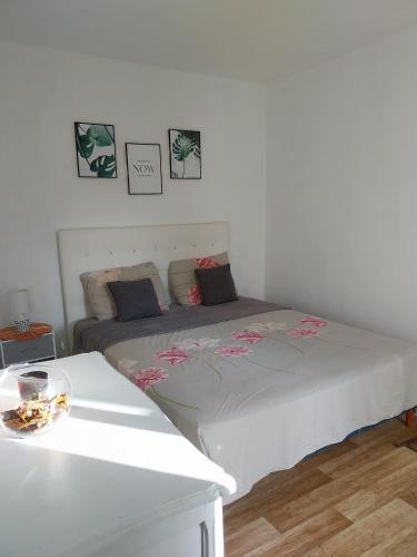 里尔Charmant appartement T2 parc JB Lebas的一间卧室,床上放着鲜花