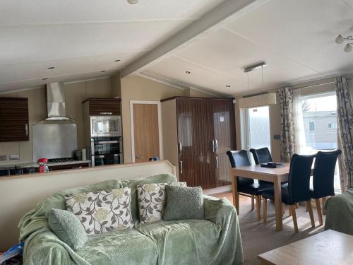 纽顿3 Bedroom Lodge - Willows 24, Trecco Bay的客厅配有沙发和桌子