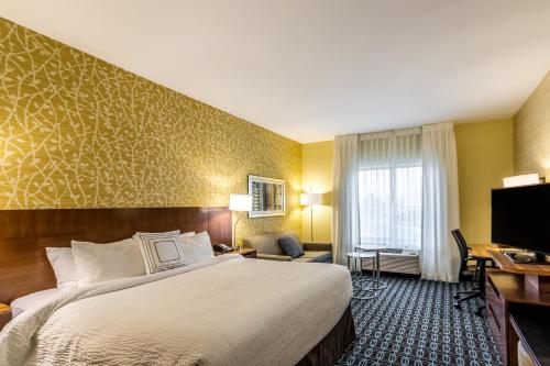 比尤特Fairfield Inn & Suites by Marriott Butte的配有一张床和一张书桌的酒店客房