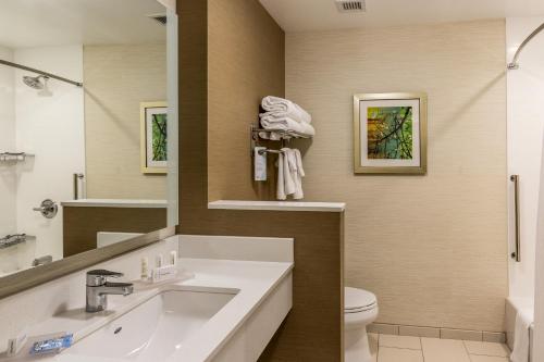 比尤特Fairfield Inn & Suites by Marriott Butte的一间带水槽、卫生间和镜子的浴室