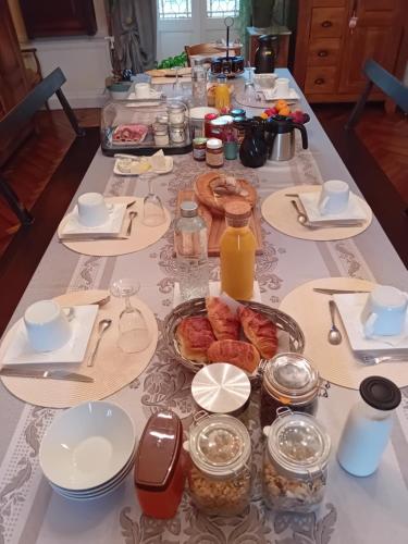 Celles-sur-DurolleDomaine de Marchal - chambres et table d'hôtes的一张桌子,上面有早餐食品和饮料