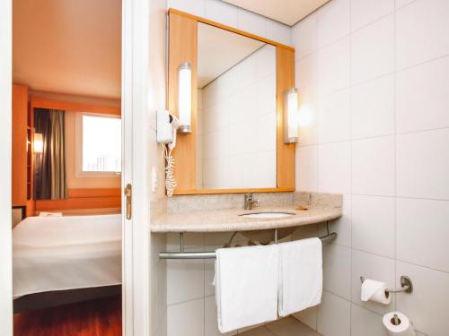 贝洛奥里藏特宜必思BH萨瓦斯酒店的一间带水槽和镜子的浴室