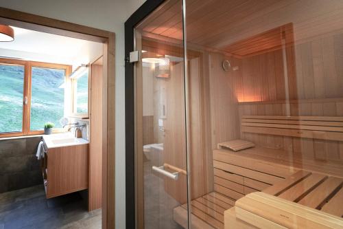丰塔内拉Berg Aparts - Top 6 - Faschina - mit Sauna & 2 Bädern的带淋浴、卫生间和盥洗盆的浴室