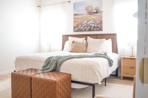 卡纳布Rustic Gold Retreat的卧室配有一张大床,墙上挂有绘画作品