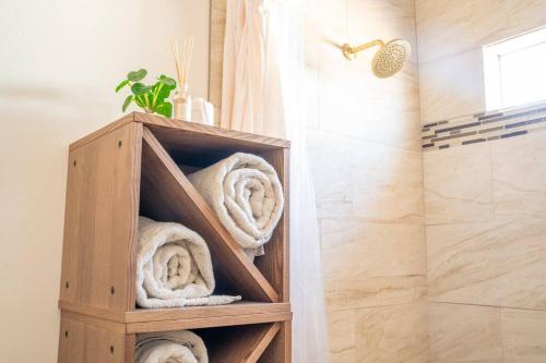 卡纳布Rustic Gold Retreat的带毛巾的浴室内的木制毛巾架