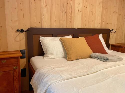 科莱伊萨尔科Schallerhof Sterzing - Deine Auszeit mit Ausblick in unseren Ferienwohnungen auf dem Bauernhof in Südtirol的一张带白色床单和枕头的床