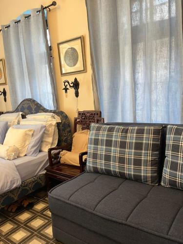 耶路撒冷La Provençale的带沙发和2张床的客厅