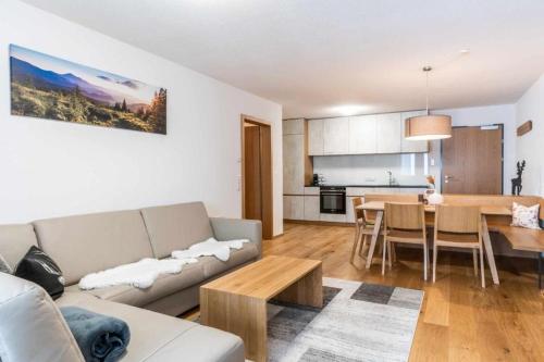 丰塔内拉Faschina Apartment - Top 4的客厅配有沙发和桌子