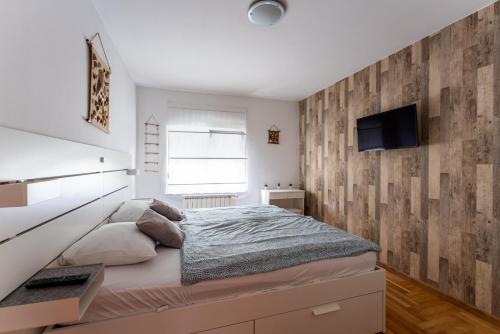 别洛瓦尔Apartment Borik的一间卧室配有一张木墙床