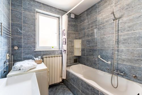 别洛瓦尔Apartment Borik的带浴缸、淋浴和盥洗盆的浴室